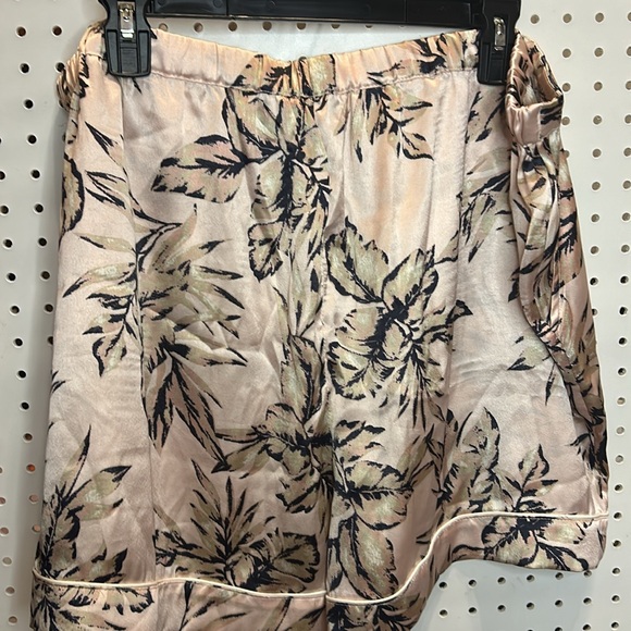House of Harlow - Hawaiian Floral Pajama Set short sleeves and shorts Size 2x - Picture 7 of 9